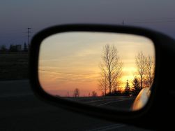 1024px-Car_side_mirror_sunset