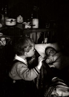 1024px-Curiosity_in_children